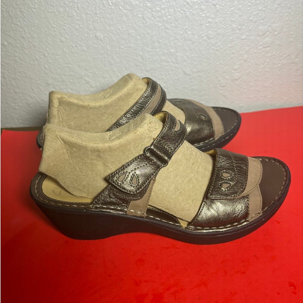 Clarks artisan unstructured womens wedge sandals golden size 9.5 M